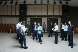 Nhóm chuyên gia Hàn Quốc thanh sát khu vực sẽ diễn ra cuộc đoàn tụ gia đình ly tán tại núi Kumgang, ngày 30/6. (Ảnh: Yonhap/TTXVN)