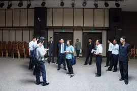 Nhóm chuyên gia Hàn Quốc thanh sát khu vực sẽ diễn ra cuộc đoàn tụ gia đình ly tán tại núi Kumgang, ngày 30/6. (Ảnh: Yonhap/TTXVN)