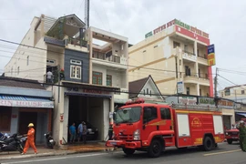 Xe cứu hỏa được điều động đến dập tắt đám cháy. (Ảnh: Huỳnh Thế Anh/TTXVN)