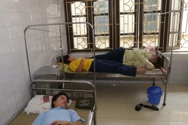 Các công nhân nghi bị ngộ độc thực phẩm điều trị tại khoa Truyền nhiễm, bệnh viện đa khoa tỉnh Hà Nam. (Ảnh: Lưu Thanh Tuấn/TTXVN)