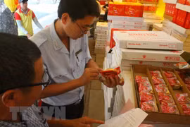 Kiểm tra chất lượng bánh Trung Thu. (Nguồn: TTXVN)