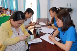 Công nhân Công ty Sang Hun được nhận đầy đủ tiền lương. (Ảnh: Dương Chí Tưởng/TTXVN)