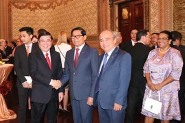 Chủ tịch Ủy ban Nhân dân Thành phố Hồ Chí Minh Nguyễn Thành Phong với các đại diện lãnh sự quán. (Ảnh: Xuân Khu/TTXVN)
