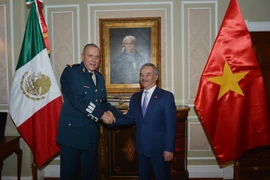 Bộ trưởng Quốc phòng Mexico, Đại tướng Salvador Cienfuegos Zepeda tiếp Đại sứ Việt Nam tại Mexico Nguyễn Hoài Dương. (Ảnh do Bộ Quốc phòng Mexico cung cấp)