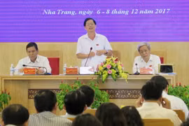 Ông Nguyễn Tấn Tuân - Phó Bí thư Tỉnh ủy, Chủ tịch Hội đồng Nhân dân tỉnh Khánh Hòa (giữa) điều hành kỳ họp thông qua Nghị quyết tán thành Đề án thành lập đơn vị hành chính-kinh tế đặc biệt Bắc Vân Phong. (Ảnh: Tiên Minh/TTXVN)