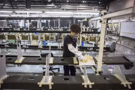 Công nhân lắp ráp các bộ phận của máy bay Airbus A320 tại nhà máy ở Cáp Nhĩ Tân, thủ phủ tỉnh Hắc Long Giang, đông bắc Trung Quốc năm 2017. (Nguồn: EPA-EFE/ TTXVN)