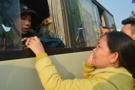 Thanh niên quận Liên Chiểu (Đà Nẵng) chia tay người thân lên đường nhập ngũ. (Ảnh: Đinh Văn Nhiều/TTXVN)