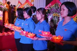 Nghi thức dâng hoa đăng trong Đại lễ cầu siêu vụ sập cống Hiệp Hòa, thôn Hiệp Hòa, xã Hòa Sơn, huyện Đô Lương làm 98 người hy sinh ngày 3/1/1978. (Ảnh: Nguyễn Oanh/TTXVN)