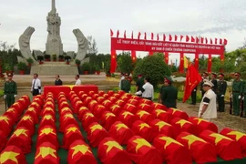 An táng hài cốt liệt sỹ quân tình nguyện, chuyên gia Việt Nam hy sinh trên đất bạn Campuchia và các liệt sỹ hy sinh trong các thời kỳ chiến tranh biên giới Tây Nam. (Ảnh: Huỳnh Phúc Hậu/TTXVN)