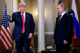 Tổng thống Nga Vladimir Putin (phải) và Tổng thống Mỹ Donald Trump tại cuộc hội đàm tại Helsinki, Phần Lan ngày 16/7. (Ảnh: AFP/TTXVN)