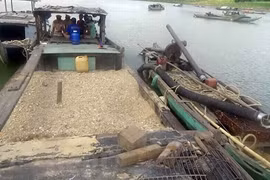 Một vụ lực lượng cảnh sát giao thông phát hiện hút cát trái phép. (Ảnh minh họa. Nguồn: TTXVN)