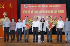  Trưởng Ban Dân vận Trung ương Trương Thị Mai với các đại biểu tại buổi lễ. (Ảnh: Văn Điệp/TTXVN)