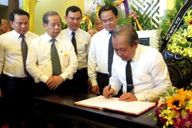 Phó Thủ tướng Thường trực Chính phủ Trương Hòa Bình ghi sổ tang. (Ảnh: Tường Vi/TTXVN)