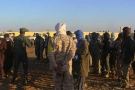 Lực lượng đã tham gia cuộc nổi dậy ly khai của dân tộc thiểu số Tuareg chờ trong một trại quân đội ở Gao trước khi tham gia tuần tra chung với quân đội Mali. (Nguồn: AFP)