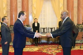 Đại sứ Cộng hòa Zambia Walubita Imakando trình Quốc thư lên Chủ tịch nước Trần Đại Quang. (Ảnh: Nhan Sáng/TTXVN)