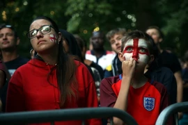 Các cổ động viên Anh buồn bã sau thất bại của đội tuyển trước Croatia. (Ảnh: Như Mai/TTXVN)