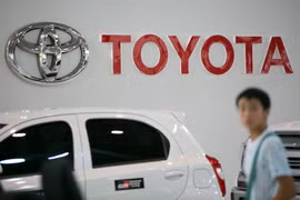 Biểu tượng Toyota tại cửa hàng ở Tokyo, Nhật Bản. (Ảnh: EPA/TTXVN)