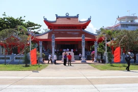 Các đại biểu thăm nhà tưởng niệm Bác Hồ tại đảo Trường Sa lớn. (Ảnh: Hữu Chiến/Vietnam+)