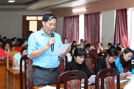 Người lao động mới bị Sở Y tế Lai Châu chấm dứt hợp đồng đặt các câu hỏi và đề đạt những tâm tư nguyện vọng tại buổi đối thoại. (Ảnh: Quý Trung/TTXVN)