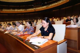 Đại biểu Quốc hội tỉnh Bắc Giang biểu quyết thông qua Nghị quyết về Chương trình xây dựng luật, pháp lệnh năm 2019, điều chỉnh Chương trình xây dựng luật, pháp lệnh năm 2018. (Ảnh: Phương Hoa/TTXVN)
