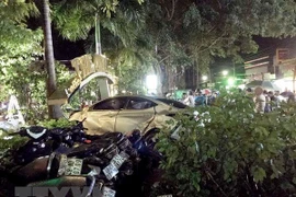 Xe ôtô 4 chỗ đâm thẳng vào bãi giữ xe của quán càphê đang chật kín xe. (Ảnh: TTXVN)