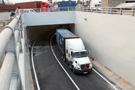 Xe tải từ đường Vành đai phía Đông qua hầm chui để về cảng Cát Lái. (Ảnh: Trần Xuân Tình/TTXVN)