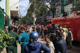 Lực lượng Phòng cháy chữa cháy tiếp cận hiện trường đám cháy. (Ảnh: Dương Giang/TTXVN)