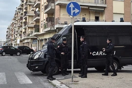 Cảnh sát Italy điều tra tại hiện trường vụ xả súng. (Nguồn: AFP/ TTXVN)