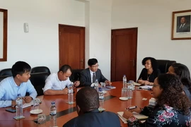 Đại sứ Việt Nam tại Mozambique Lê Huy Hoàng và lãnh đạo Công ty Movitel trao đổi với Thứ trưởng Bộ Giao thông và Truyền thông Mozambique Manuela Rebelo. (Ảnh: Lê Đình Lượng/Vietnam+)