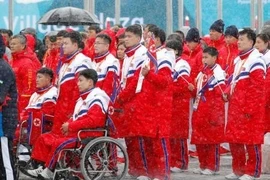 Phái đoàn Triều Tiên đến tham dự Paralympic mùa Đông 2018 tại lễ đón ở làng vận động viên ở PyeongChang, Hàn Quốc ngày 8/3. (Nguồn: Kyodo/TTXVN)