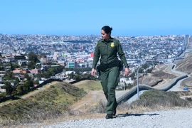 Nhân viên Hải quan và Biên phòng Mỹ tuần tra tại khu vực biên giới Mỹ-Mexico ở San Diego, California ngày 17/4. (Nguồn: AFP/TTXVN)