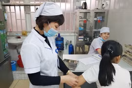 Tiêm phòng bệnh dại cho bệnh nhân bị chó cắn. (Ảnh minh họa. Nguồn: TTXVN)