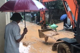 Mưa lớn khiến một lượng bùn cát từ một số công trình xây dựng trên đồi cao đổ xuống, ảnh hưởng lớn đến đời sống người dân ở tổ 2, khu 8, phường Bãi Cháy, thành phố Hạ Long. (Nguồn: TTXVN)
