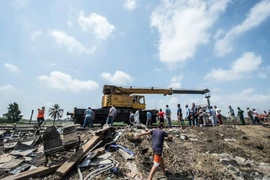 Khắc phục hậu quả tại hiện trường vụ tai nạn ở Alexandria. (Nguồn: AFP/TTXVN)