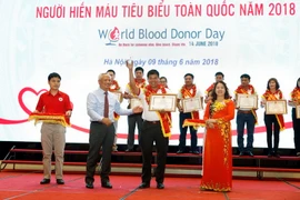Tôn vinh người hiến máu tình nguyện. (Ảnh: Dương Ngọc/TTXVN)