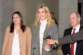 Con gái của Tổng thống Mỹ Donald Trump, đồng thời là cố vấn cấp cao cho cha mình, bà Ivanka Trump (giữa). (Nguồn: Yonhap/TTXVN)