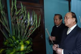 Hình ảnh Thủ tướng Nguyễn Xuân Phúc dâng hương tưởng niệm Chủ tịch Hồ Chí Minh hồi tháng 2/2018. (Ảnh: TTXVN)