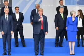 Tổng thư ký NATO Jens Stoltenberg, Tổng thống Mỹ Donald Trump, Thủ tướng Anh Theresa May cùng lãnh đạo các nước thành viên NATO chụp ảnh chung tại hội nghị thượng đỉnh NATO ngày 11/7. (Nguồn: AFP/TTXVN)