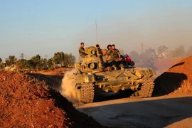 Binh sỹ Syria trong chiến dịch truy quét phiến quân tại khu vực ngoại ô thị trấn Kharab al-Shahem, Daraa ngày 8/7. (Ảnh: THX/TTXVN)