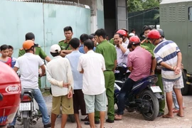  Lực lượng công an phong tỏa tuyến đường quốc lộ để truy tìm các đối tượng bỏ trốn khỏi cơ sở cai nghiện ma túy. (Ảnh: Nam Thái/TTXVN)