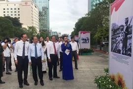 Các đại biểu tham quan triển lãm. (Ảnh: Gia Thuận/TTXVN)