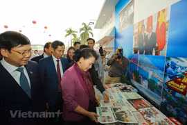 Chủ tịch Quốc hội Nguyễn Thị Kim Ngân thăm gian trưng bày của Thông tấn xã Việt Nam. (Ảnh: Minh Sơn/Vietnam+)