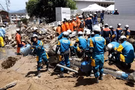 Lực lượng cứu hộ tìm kiếm người mất tích sau mưa lũ ở Hiroshima, Nhật Bản. (Ảnh: EPA/TTXVN)
