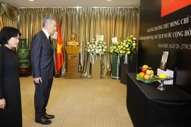 Thủ tướng Singapore Lý Hiển Long viếng Chủ tịch nước Trần Đại Quang. (Ảnh: Xuân Vịnh/TTXVN)