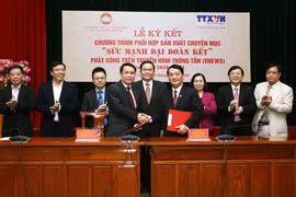 Lễ ký kết Chương trình phối hợp sản xuất chuyên mục "Sức mạnh Đại đoàn kết." (Ảnh: Nguyễn Dân/TTXVN)