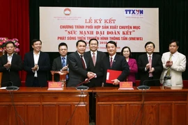 Lễ ký kết Chương trình phối hợp sản xuất chuyên mục "Sức mạnh Đại đoàn kết." (Ảnh: Nguyễn Dân/TTXVN)