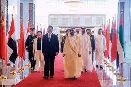 Thủ tướng UAE Sheikh Mohammed bin Rashid Al Maktoum (giữa, phải) và Chủ tịch Trung Quốc Tập Cận Bình (giữa, trái) tại lễ đón ở Abu Dhabi ngày 19/7. (Ảnh: THX/TTXVN)