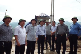 Bộ trưởng Bộ Nông nghiệp và Phát triển nông thôn Nguyễn Xuân Cường và đoàn công tác kiểm tra tình hình sạt lở tại đồi Ông Tượng trên công trình Nhà máy Thủy điện Hòa Bình. (Ảnh: Vũ Hà/TTXVN)