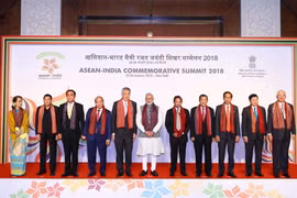 Thủ tướng Nguyễn Xuân Phúc (thứ tư từ trái sang), Thủ tướng Ấn Độ Narendra Modi (giữa) và các nhà lãnh đạo ASEAN tại buổi lễ phát hành Tem kỷ niệm cấp cao ASEAN-Ấn Độ. (Ảnh: Thống Nhất/TTXVN)