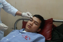 Thực tập sinh Trần Nhật Giáp bị thương ở đầu, rách vùng mắt và trán. (Ảnh: Hoàng Ngà/TTXVN)